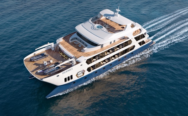 Hermes Galapagos Mega Catamaran Panoramic 1 de tamaño mediano
